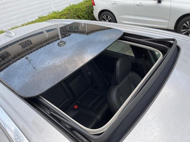 【パノラマガラスルーフ】固定式のガラスルーフで明るい車内空間を演出。日差しの強い日は電動スライドカーテンで調整するなど、季節を問わず開放的なドライブをお楽しみいただけます。