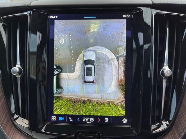 【３６０°ビューカメラ】４台の高解像度カメラで３６０度の鳥瞰図を表示。隣の車や壁、死角にある障害物などを画面で確認できるため、狭いスペースでの駐車・出入りも安心です。