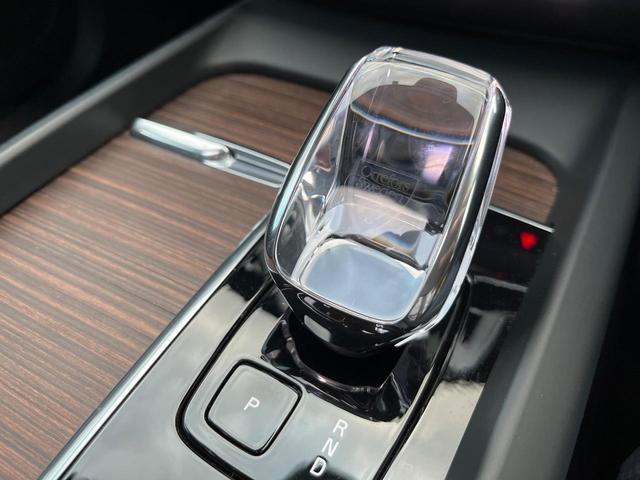 【オレフォス社製クリスタル・シフトノブ】高い存在感を放つクリスタルのシフトノブはボルボ車のみに装備される特別なアイテム。スウェーデン南部のクリスタルガラスメーカー、オレフォス社による製造。