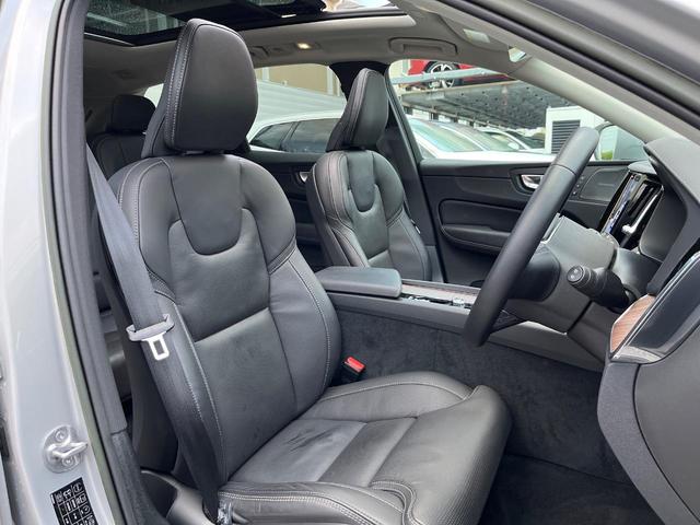 【黒革シート】上質な本革を使用し、高級感あふれる黒革シート。常に体に触れる部分だから、座り心地の良さにはこだわりたいですね。汚れの付着や劣化を抑制する内装コーティング施工もおススメですよ。