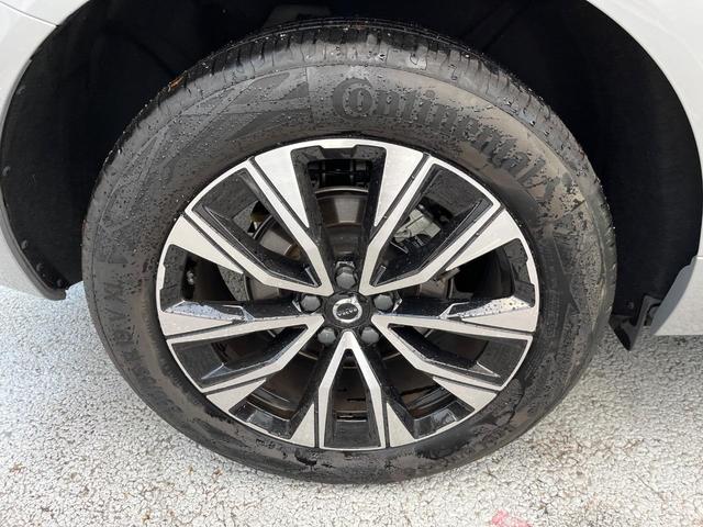 【純正１９インチアルミホイール】こだわりを持ってモデル別にデザインされた純正アルミホイールを装着。しつこい鉄粉や錆に高い効果を発揮する「ホイールコーティング」の施工も受付中！