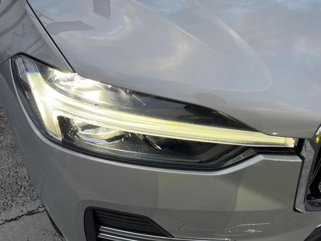 【ＬＥＤヘッドライト】ハイビームを先行車や対向車にあてず、その両サイドではハイビーム照射を維持。見える範囲が段違いに広くなりました。北欧神話に登場するトールハンマーをモチーフにデザイン。