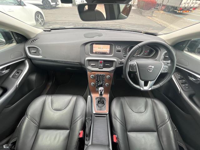 Ｖ４０ Ｔ３　インスクリプション　黒革シート　ｈａｒｍａｎ／ｋａｒｄｏｎ　インテリセーフ　衝突被害軽減ブレーキ　シートヒーター　純正ナビ　バックカメラ　レーダークルーズ　ブラインドスポットモニター　禁煙車　ＬＥＤヘッドライト（2枚目）