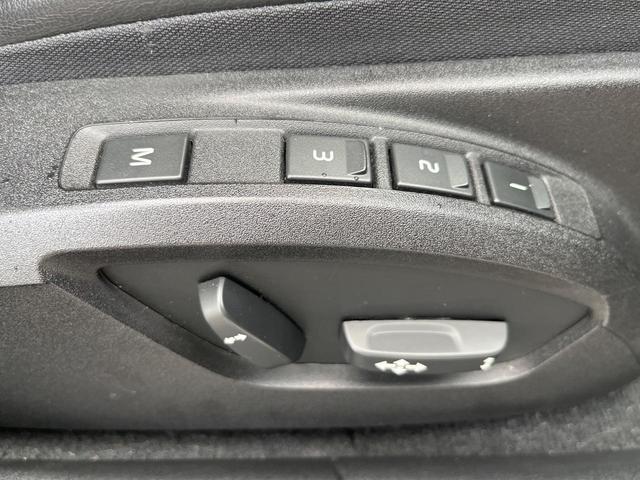 Ｖ４０ Ｔ３　インスクリプション　黒革シート　ｈａｒｍａｎ／ｋａｒｄｏｎ　インテリセーフ　衝突被害軽減ブレーキ　シートヒーター　純正ナビ　バックカメラ　レーダークルーズ　ブラインドスポットモニター　禁煙車　ＬＥＤヘッドライト（11枚目）