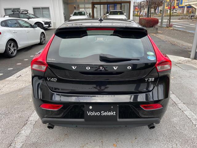 Ｖ４０ Ｔ３　インスクリプション　黒革シート　ｈａｒｍａｎ／ｋａｒｄｏｎ　インテリセーフ　衝突被害軽減ブレーキ　シートヒーター　純正ナビ　バックカメラ　レーダークルーズ　ブラインドスポットモニター　禁煙車　ＬＥＤヘッドライト（19枚目）