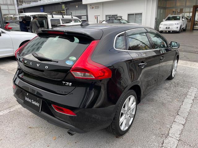 Ｖ４０ Ｔ３　インスクリプション　黒革シート　ｈａｒｍａｎ／ｋａｒｄｏｎ　インテリセーフ　衝突被害軽減ブレーキ　シートヒーター　純正ナビ　バックカメラ　レーダークルーズ　ブラインドスポットモニター　禁煙車　ＬＥＤヘッドライト（26枚目）