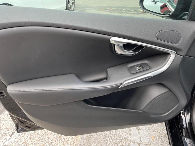 Ｖ４０ Ｔ３　インスクリプション　黒革シート　ｈａｒｍａｎ／ｋａｒｄｏｎ　インテリセーフ　衝突被害軽減ブレーキ　シートヒーター　純正ナビ　バックカメラ　レーダークルーズ　ブラインドスポットモニター　禁煙車　ＬＥＤヘッドライト（36枚目）