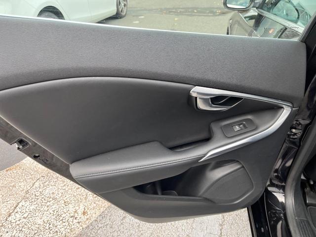 Ｖ４０ Ｔ３　インスクリプション　黒革シート　ｈａｒｍａｎ／ｋａｒｄｏｎ　インテリセーフ　衝突被害軽減ブレーキ　シートヒーター　純正ナビ　バックカメラ　レーダークルーズ　ブラインドスポットモニター　禁煙車　ＬＥＤヘッドライト（39枚目）