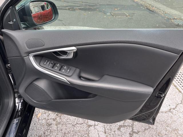 Ｖ４０ Ｔ３　インスクリプション　黒革シート　ｈａｒｍａｎ／ｋａｒｄｏｎ　インテリセーフ　衝突被害軽減ブレーキ　シートヒーター　純正ナビ　バックカメラ　レーダークルーズ　ブラインドスポットモニター　禁煙車　ＬＥＤヘッドライト（42枚目）