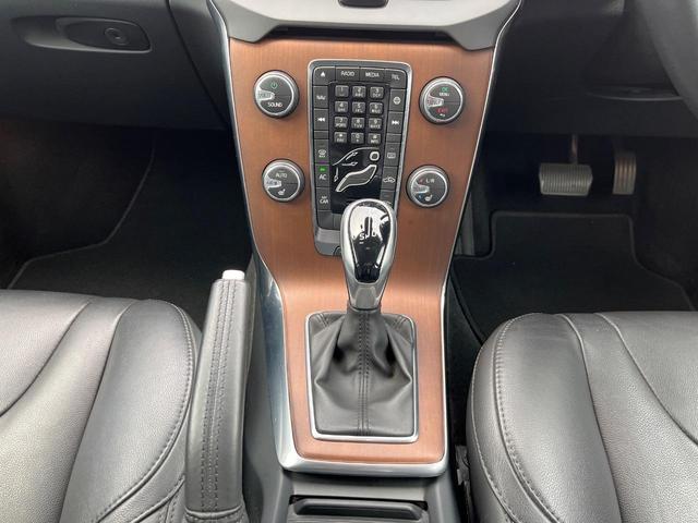 Ｖ４０ Ｔ３　インスクリプション　黒革シート　ｈａｒｍａｎ／ｋａｒｄｏｎ　インテリセーフ　衝突被害軽減ブレーキ　シートヒーター　純正ナビ　バックカメラ　レーダークルーズ　ブラインドスポットモニター　禁煙車　ＬＥＤヘッドライト（44枚目）