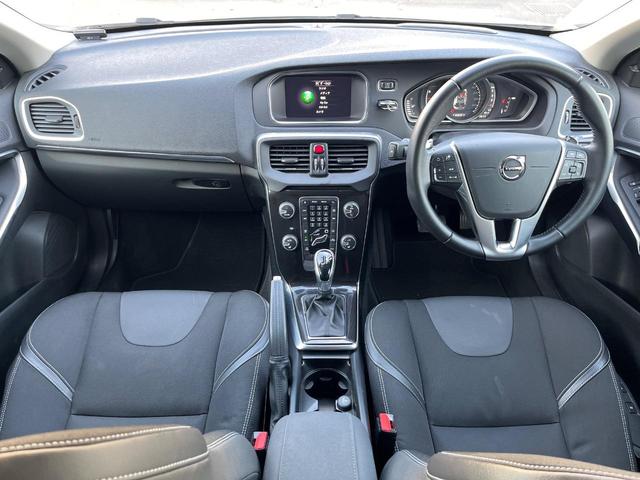 V40 D4 モメンタム 純正HDDナビ バックカメラ フロントシートヒーター 禁煙車 アダプティブクルーズコントロール メモリーシート 純正17インチアルミホイール Bluetooth LEDヘッドライト BLIS ETC(2枚目)