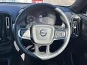 【純正革巻きステアリング】上質な革を使用することで、手にしっかり馴染むボルボのステアリング。高級感がありながら、とても運転しやすいのが特長です。