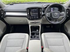 ＸＣ４０Ｔ４モメンタム入荷しました！アイスホワイトのボディと白のテキスタイルシートの組み合わせになります！ボルボが誇る先進安全機能を搭載！町中に溶け込む北欧モダンなコンパクトシティＳＵＶです！ 2