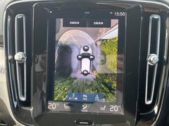 【３６０°ビューカメラ】４台の高解像度カメラで３６０度の鳥瞰図を表示。隣の車や壁、死角にある障害物などを画面で確認できるため、狭いスペースでの駐車・出入りも安心です。 5