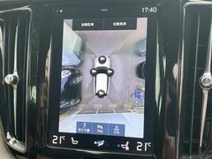 【３６０°ビューカメラ】４台の高解像度カメラで３６０度の鳥瞰図を表示。隣の車や壁、死角にある障害物などを画面で確認できるため、狭いスペースでの駐車・出入りも安心です。 7