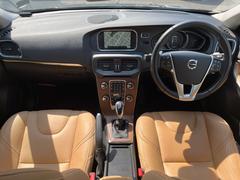 大人気コンパクトカーＶ４０のクロスカントリーが入庫しました！Ｔ５エンジンの力強い走りと４ＷＤの安定感により、どんなシーンでも活躍してくれます♪本革シート等の快適装備も充実！ぜひご覧下さい♪ 2