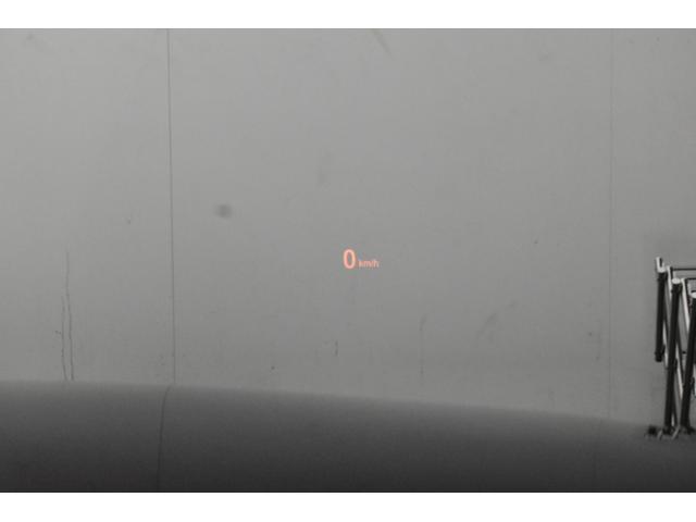 ヘッドアップディスプレイを搭載しております！フロントウインドウより、アイポイントをずらす事なく、速度や、警告を確認出来る嬉しい機能で御座います！