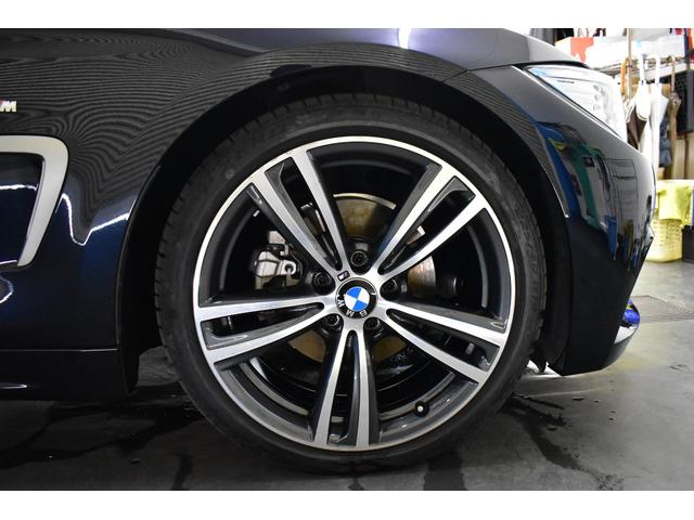 足元を飾るのは１９インチアルミホイール！