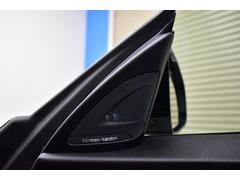 ハーマンカードンサラウンドサウンドシステム装備！高音質なサウンドでお気に入りの音源を聴きながら快適なドライブをおたのしみいただけます。 4