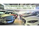 雨天時でも安心の大型屋内展示場。天候を気にすることなく、全ての在庫車をゆっくりとご覧になっていただけます。