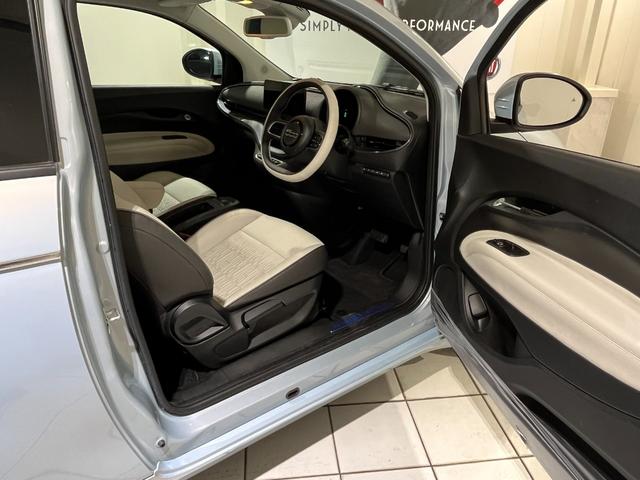 500e アイコン 新車保証継承 電気自動車 ガラスルーフ バックカメラ 純正ナビ ETC シートヒーター(9枚目)