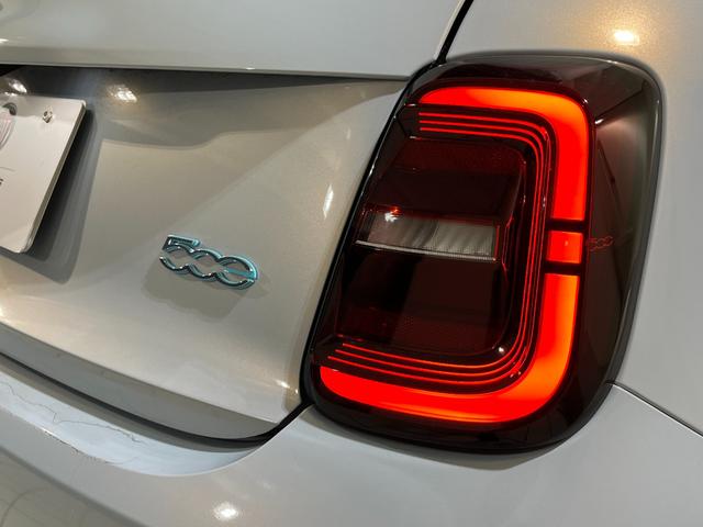 500e アイコン 新車保証継承 電気自動車 ガラスルーフ バックカメラ 純正ナビ ETC シートヒーター(16枚目)