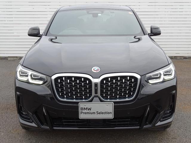Ｘ４ ｘＤｒｉｖｅ　２０ｄ　Ｍスポーツ　正規認定中古車　１オーナー　禁煙車　レッドステッチレザーシート　セレクトＰＫＧ　ステアリングヒーター　パノラマサンルーフ　前後シートヒーター　ＨＡＲＭＡＮ／ＫＡＲＤＯＮ　ＨＵＤ　地デジ　ドラレコ前後（4枚目）