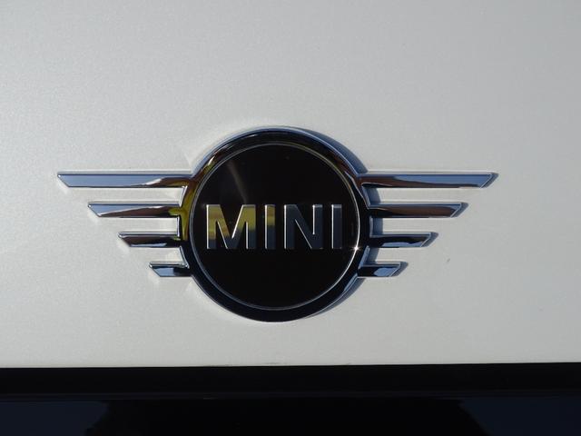 ＭＩＮＩ クーパー　プレミアムプラスパッケージクラシックトリム　正規認定中古車　元社用車　禁煙車　ＡｐｐｌｅＣａｒＰｌａｙ　シートヒーター　タッチパネルディスプレイ　リアビューカメラ　Ｂｌｕｅｔｏｏｔｈ　アクティブクルーズコントロール　ＬＥＤヘッドライト　ＵＳＢ（8枚目）