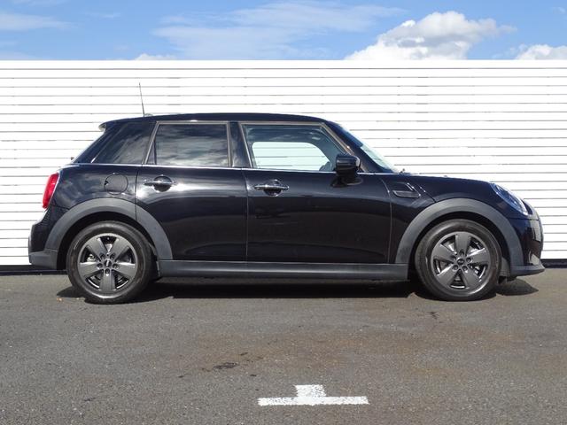 ＭＩＮＩ クーパー　クラシック・トリム　正規認定中古車　１オーナー　禁煙車　クラシックトリム　コンビネーションシート　タッチパネルディスプレイ　ＡｐｐｌｅＣａｒＰｌａｙ　リヤビューカメラ　Ｂｌｕｅｔｏｏｔｈ　ＡＣＣ　コンフォートアクセス（22枚目）