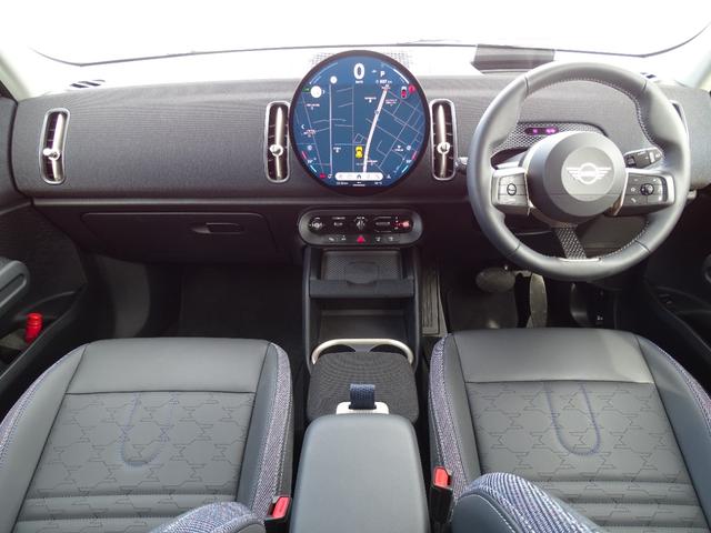 ＭＩＮＩ カントリーマンＤ　クラシック・トリム　正規認定中古車　元試乗車　ＣＬＡＳＳＩＣトリム　ステアリングヒーター　禁煙車　ＨＵＤ　シートヒーター　純正ナビ　全周囲カメラ　ＡＣＣ　クリアランスソナー　電動リヤゲート　衝突軽減Ｂ　Ｂｌｕｅｔｏｏｔｈ（2枚目）