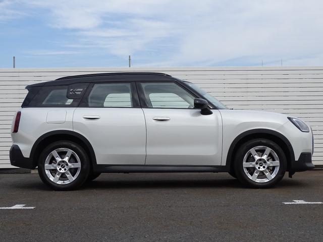 ＭＩＮＩ カントリーマンＤ　クラシック・トリム　正規認定中古車　元試乗車　ＣＬＡＳＳＩＣトリム　ステアリングヒーター　禁煙車　ＨＵＤ　シートヒーター　純正ナビ　全周囲カメラ　ＡＣＣ　クリアランスソナー　電動リヤゲート　衝突軽減Ｂ　Ｂｌｕｅｔｏｏｔｈ（22枚目）