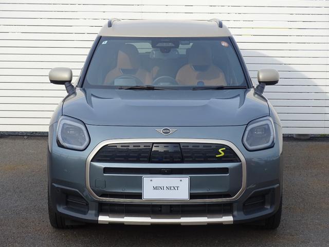 ＭＩＮＩ カントリーマンＳＥオール４　フェイバリット・トリム　正規認定中古車　元デモカー　ＦＡＶＯＵＲＥＤトリム　ＨａｒｍａｎＫａｒｄｏｎ　ステアリングヒーター　禁煙車　ＨＵＤ　シートヒーター　電動シート　純正ナビ　全周囲カメラ　Ｂｌｕｅｔｏｏｔｈ　ＡＣＣ（3枚目）