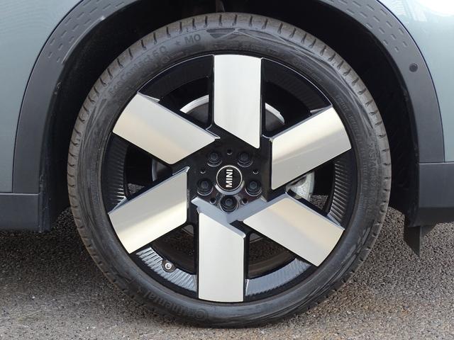 ＭＩＮＩ カントリーマンＳＥオール４　フェイバリット・トリム　正規認定中古車　元デモカー　ＦＡＶＯＵＲＥＤトリム　ＨａｒｍａｎＫａｒｄｏｎ　ステアリングヒーター　禁煙車　ＨＵＤ　シートヒーター　電動シート　純正ナビ　全周囲カメラ　Ｂｌｕｅｔｏｏｔｈ　ＡＣＣ（6枚目）