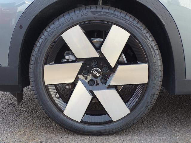 ＭＩＮＩ カントリーマンＳＥオール４　フェイバリット・トリム　正規認定中古車　元デモカー　ＦＡＶＯＵＲＥＤトリム　ＨａｒｍａｎＫａｒｄｏｎ　ステアリングヒーター　禁煙車　ＨＵＤ　シートヒーター　電動シート　純正ナビ　全周囲カメラ　Ｂｌｕｅｔｏｏｔｈ　ＡＣＣ（17枚目）