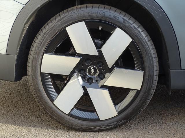 ＭＩＮＩ カントリーマンＳＥオール４　フェイバリット・トリム　正規認定中古車　元デモカー　ＦＡＶＯＵＲＥＤトリム　ＨａｒｍａｎＫａｒｄｏｎ　ステアリングヒーター　禁煙車　ＨＵＤ　シートヒーター　電動シート　純正ナビ　全周囲カメラ　Ｂｌｕｅｔｏｏｔｈ　ＡＣＣ（18枚目）