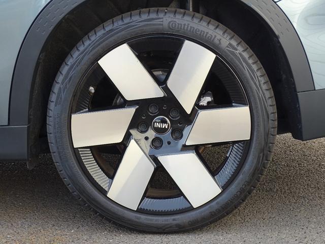 ＭＩＮＩ カントリーマンＳＥオール４　フェイバリット・トリム　正規認定中古車　元デモカー　ＦＡＶＯＵＲＥＤトリム　ＨａｒｍａｎＫａｒｄｏｎ　ステアリングヒーター　禁煙車　ＨＵＤ　シートヒーター　電動シート　純正ナビ　全周囲カメラ　Ｂｌｕｅｔｏｏｔｈ　ＡＣＣ（19枚目）