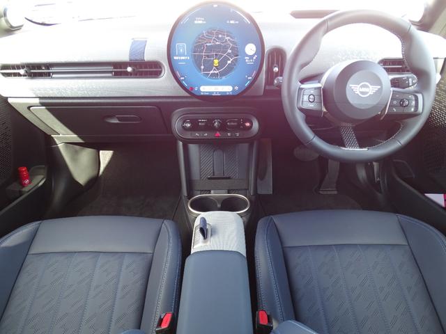 ＭＩＮＩ クーパーＣ　フェイバリット・トリム　正規認定中古車　元試乗車　禁煙車　ＦＡＶＯＵＲＥＤトリム　ＨＵＤ　レザー　シートヒーター　電動シート　純正ナビ　タッチパネルディスプレイ　リヤビューカメラ　クリアランスソナー　衝突軽減Ｂ　ＥＴＣ（2枚目）