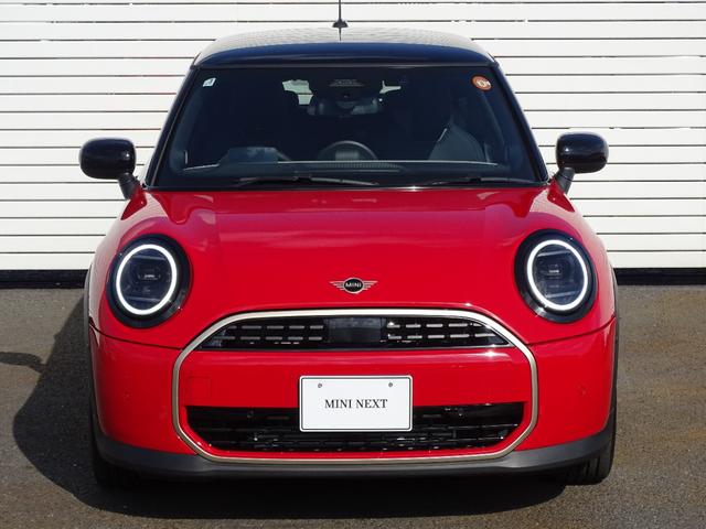 ＭＩＮＩ クーパーＣ　フェイバリット・トリム　正規認定中古車　元試乗車　禁煙車　ＦＡＶＯＵＲＥＤトリム　ＨＵＤ　レザー　シートヒーター　電動シート　純正ナビ　タッチパネルディスプレイ　リヤビューカメラ　クリアランスソナー　衝突軽減Ｂ　ＥＴＣ（4枚目）