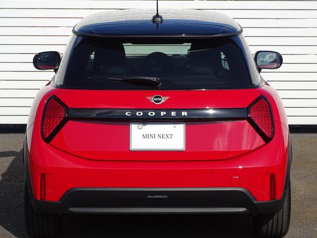 ＭＩＮＩ クーパーＣ　フェイバリット・トリム　正規認定中古車　元試乗車　禁煙車　ＦＡＶＯＵＲＥＤトリム　ＨＵＤ　レザー　シートヒーター　電動シート　純正ナビ　タッチパネルディスプレイ　リヤビューカメラ　クリアランスソナー　衝突軽減Ｂ　ＥＴＣ（5枚目）