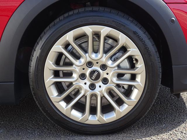 ＭＩＮＩ クーパーＣ　フェイバリット・トリム　正規認定中古車　元試乗車　禁煙車　ＦＡＶＯＵＲＥＤトリム　ＨＵＤ　レザー　シートヒーター　電動シート　純正ナビ　タッチパネルディスプレイ　リヤビューカメラ　クリアランスソナー　衝突軽減Ｂ　ＥＴＣ（7枚目）