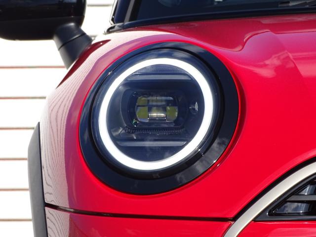 ＭＩＮＩ クーパーＣ　フェイバリット・トリム　正規認定中古車　元試乗車　禁煙車　ＦＡＶＯＵＲＥＤトリム　ＨＵＤ　レザー　シートヒーター　電動シート　純正ナビ　タッチパネルディスプレイ　リヤビューカメラ　クリアランスソナー　衝突軽減Ｂ　ＥＴＣ（16枚目）