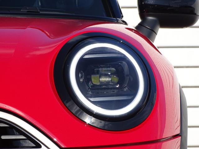 ＭＩＮＩ クーパーＣ　フェイバリット・トリム　正規認定中古車　元試乗車　禁煙車　ＦＡＶＯＵＲＥＤトリム　ＨＵＤ　レザー　シートヒーター　電動シート　純正ナビ　タッチパネルディスプレイ　リヤビューカメラ　クリアランスソナー　衝突軽減Ｂ　ＥＴＣ（17枚目）