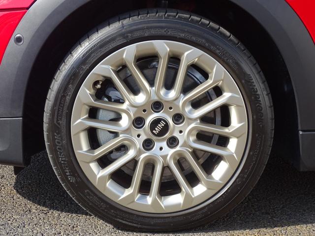 ＭＩＮＩ クーパーＣ　フェイバリット・トリム　正規認定中古車　元試乗車　禁煙車　ＦＡＶＯＵＲＥＤトリム　ＨＵＤ　レザー　シートヒーター　電動シート　純正ナビ　タッチパネルディスプレイ　リヤビューカメラ　クリアランスソナー　衝突軽減Ｂ　ＥＴＣ（19枚目）