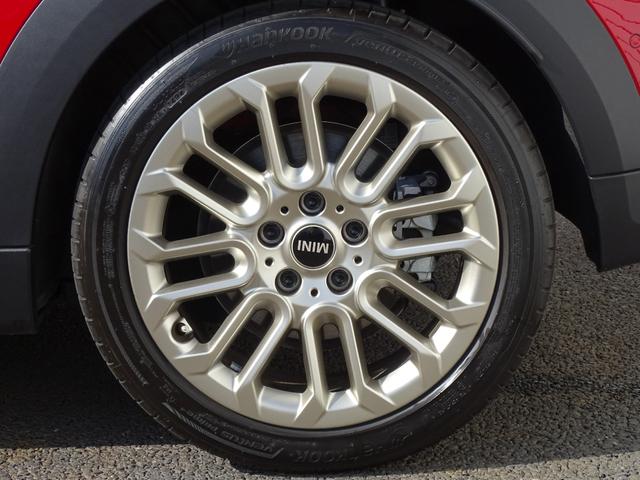 ＭＩＮＩ クーパーＣ　フェイバリット・トリム　正規認定中古車　元試乗車　禁煙車　ＦＡＶＯＵＲＥＤトリム　ＨＵＤ　レザー　シートヒーター　電動シート　純正ナビ　タッチパネルディスプレイ　リヤビューカメラ　クリアランスソナー　衝突軽減Ｂ　ＥＴＣ（21枚目）