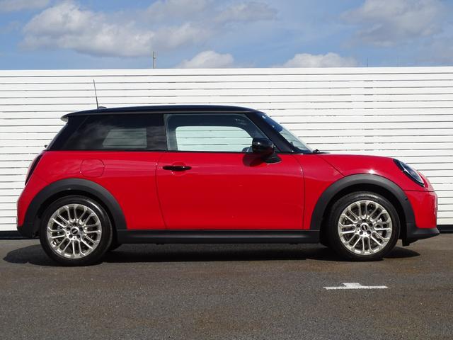 ＭＩＮＩ クーパーＣ　フェイバリット・トリム　正規認定中古車　元試乗車　禁煙車　ＦＡＶＯＵＲＥＤトリム　ＨＵＤ　レザー　シートヒーター　電動シート　純正ナビ　タッチパネルディスプレイ　リヤビューカメラ　クリアランスソナー　衝突軽減Ｂ　ＥＴＣ（23枚目）