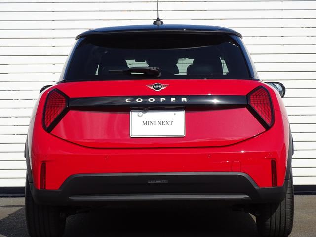 ＭＩＮＩ クーパーＣ　フェイバリット・トリム　正規認定中古車　元試乗車　禁煙車　ＦＡＶＯＵＲＥＤトリム　ＨＵＤ　レザー　シートヒーター　電動シート　純正ナビ　タッチパネルディスプレイ　リヤビューカメラ　クリアランスソナー　衝突軽減Ｂ　ＥＴＣ（24枚目）