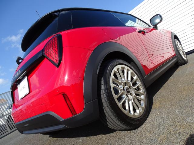 ＭＩＮＩ クーパーＣ　フェイバリット・トリム　正規認定中古車　元試乗車　禁煙車　ＦＡＶＯＵＲＥＤトリム　ＨＵＤ　レザー　シートヒーター　電動シート　純正ナビ　タッチパネルディスプレイ　リヤビューカメラ　クリアランスソナー　衝突軽減Ｂ　ＥＴＣ（25枚目）