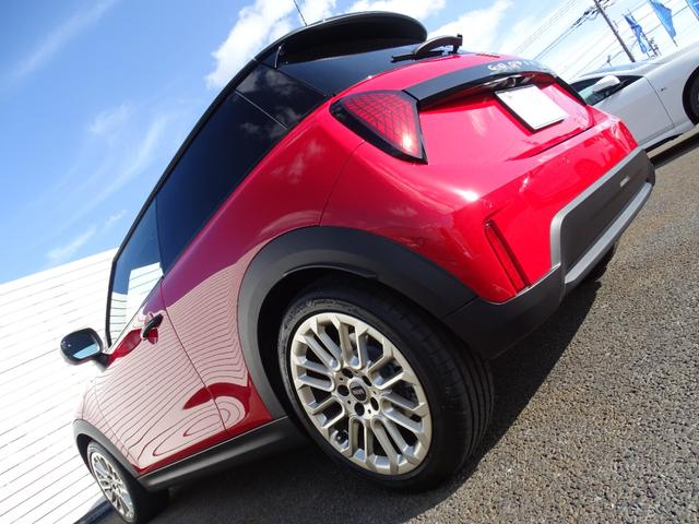ＭＩＮＩ クーパーＣ　フェイバリット・トリム　正規認定中古車　元試乗車　禁煙車　ＦＡＶＯＵＲＥＤトリム　ＨＵＤ　レザー　シートヒーター　電動シート　純正ナビ　タッチパネルディスプレイ　リヤビューカメラ　クリアランスソナー　衝突軽減Ｂ　ＥＴＣ（26枚目）