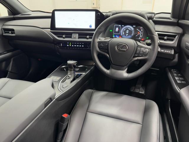 UX UX250h バージョンC バックモニター 地デジ 盗難防止システム LED キーレス ETC AUX スマートキー ナビ&TV 電動シート ESC アルミホイール メモリーナビ ABS 記録簿 エアバッグ サイドエアバッグ(6枚目)