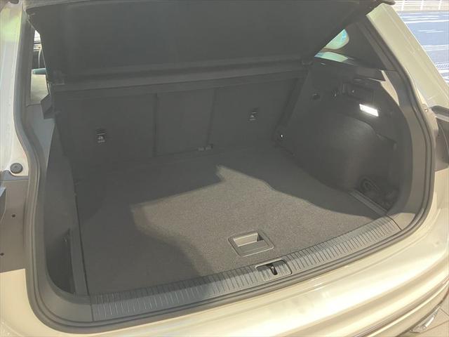 ティグアン ＴＳＩ　Ｒライン　Ｄｅｍｏ　Ｃａｒ　ピュアホワイト　ＮＡＶＩ　ＥＴＣ　Ｂモニター　Ｂｌｕｅｔｏｏｔｈ　ＡｐｐＣｏｎｎｅｃｔ　障害物センサー　全周囲モニター　ガソリン車（16枚目）